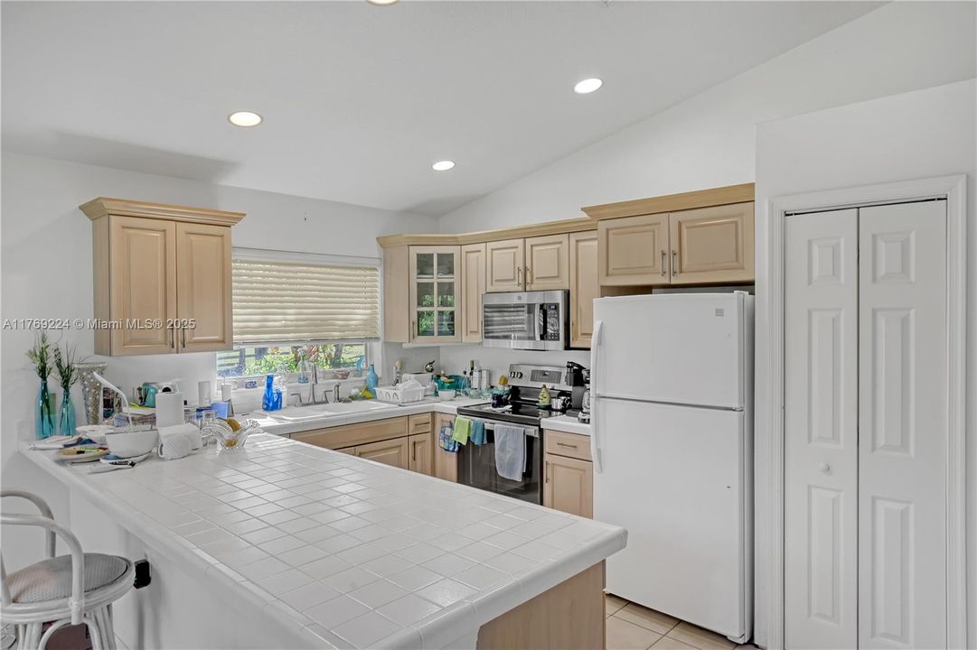 Vendido Recientemente: $725,000 (3 camas, 2 baños, 1776 Pies cuadrados)