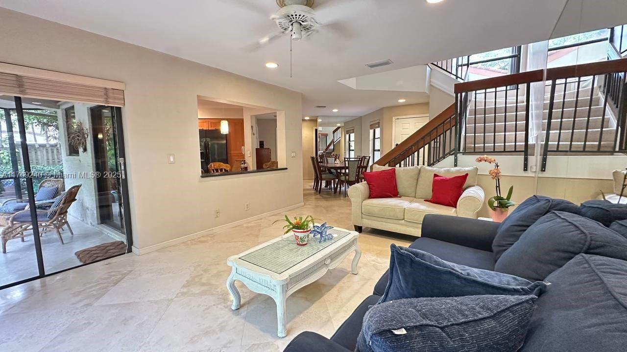 Vendido Recientemente: $415,000 (4 camas, 2 baños, 1633 Pies cuadrados)