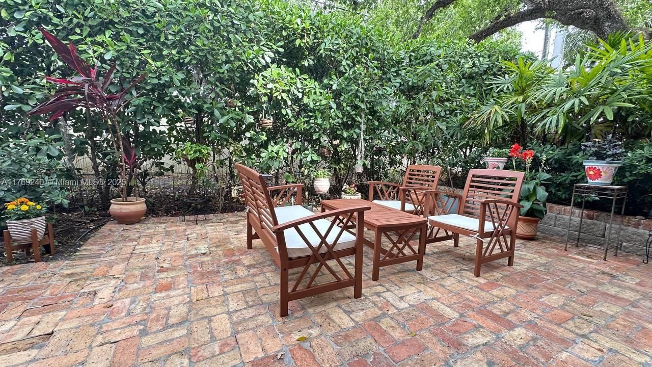 Vendido Recientemente: $415,000 (4 camas, 2 baños, 1633 Pies cuadrados)