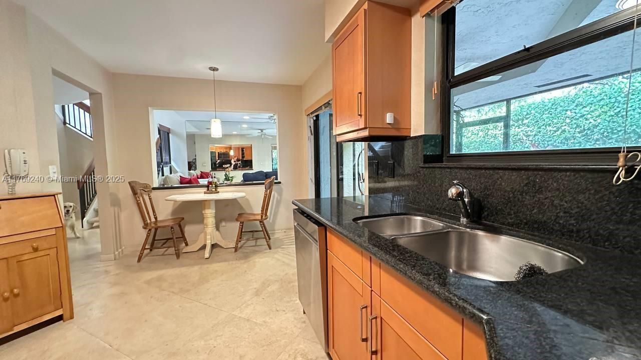 Vendido Recientemente: $415,000 (4 camas, 2 baños, 1633 Pies cuadrados)