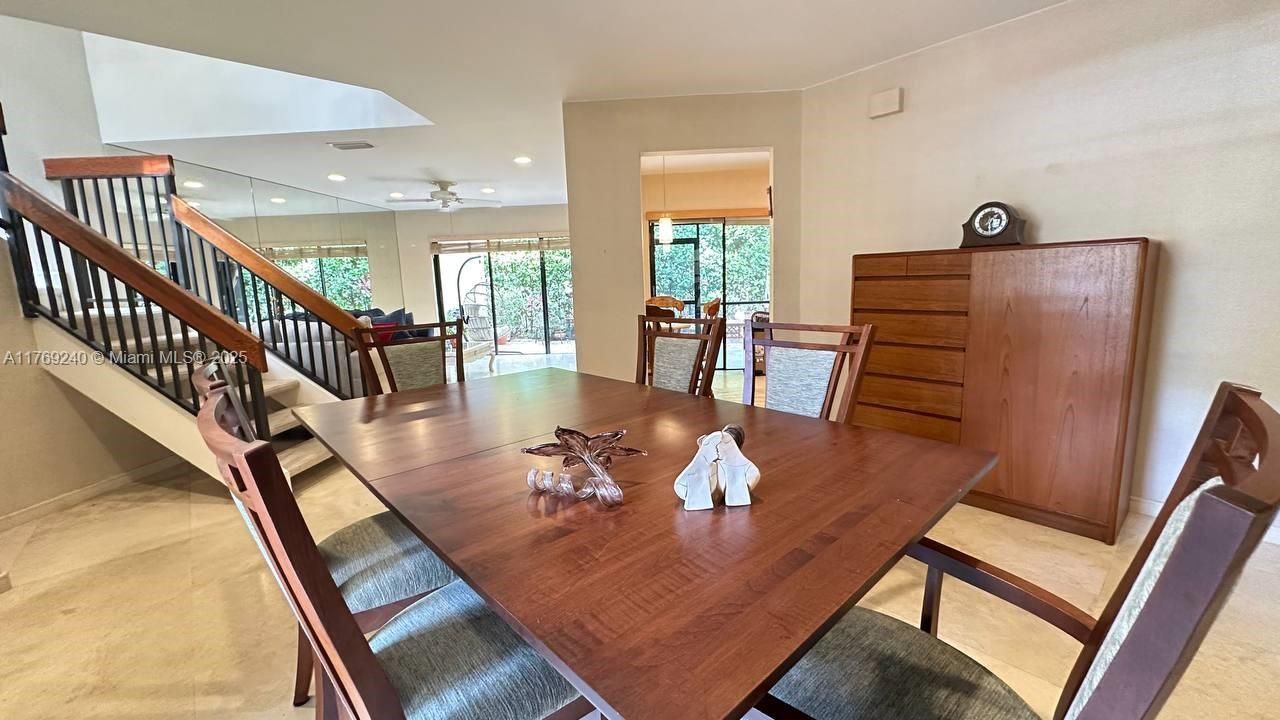 Vendido Recientemente: $415,000 (4 camas, 2 baños, 1633 Pies cuadrados)