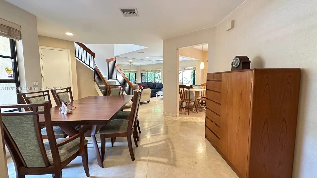 Vendido Recientemente: $415,000 (4 camas, 2 baños, 1633 Pies cuadrados)