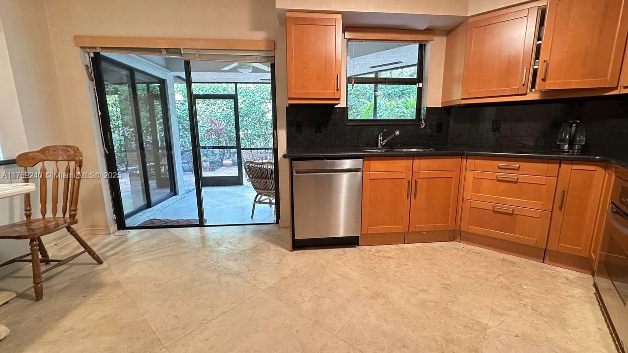 Vendido Recientemente: $415,000 (4 camas, 2 baños, 1633 Pies cuadrados)