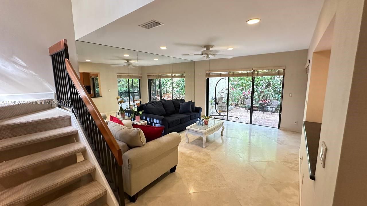 Vendido Recientemente: $415,000 (4 camas, 2 baños, 1633 Pies cuadrados)