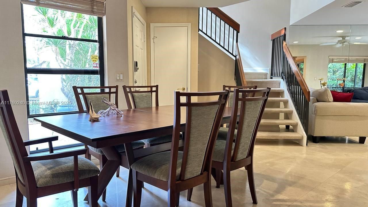 Vendido Recientemente: $415,000 (4 camas, 2 baños, 1633 Pies cuadrados)