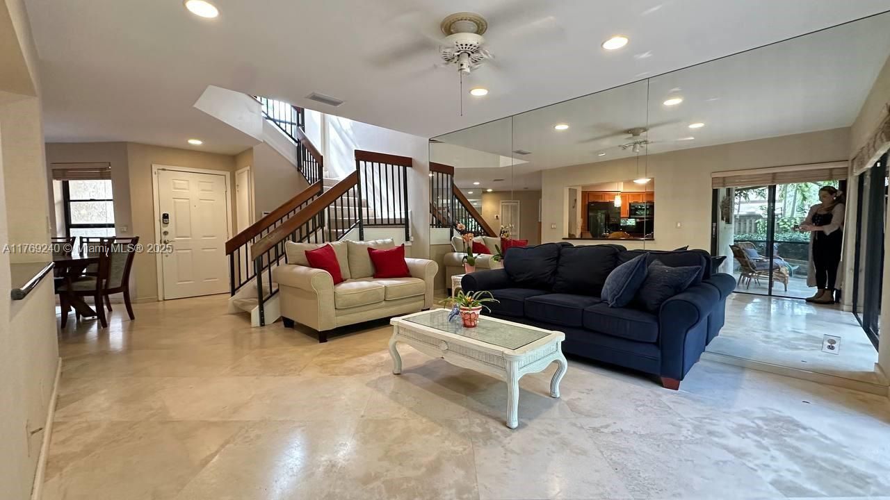 Vendido Recientemente: $415,000 (4 camas, 2 baños, 1633 Pies cuadrados)