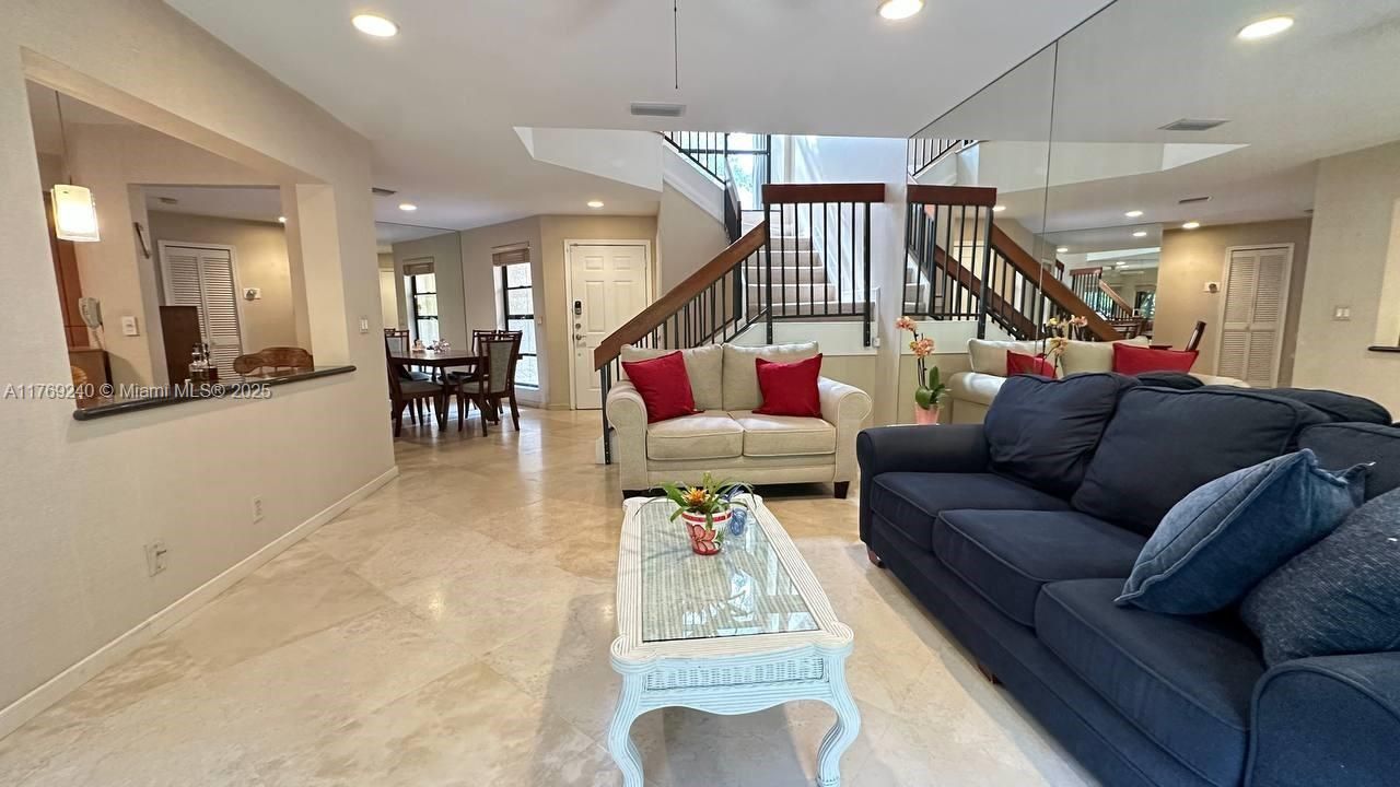 Vendido Recientemente: $415,000 (4 camas, 2 baños, 1633 Pies cuadrados)