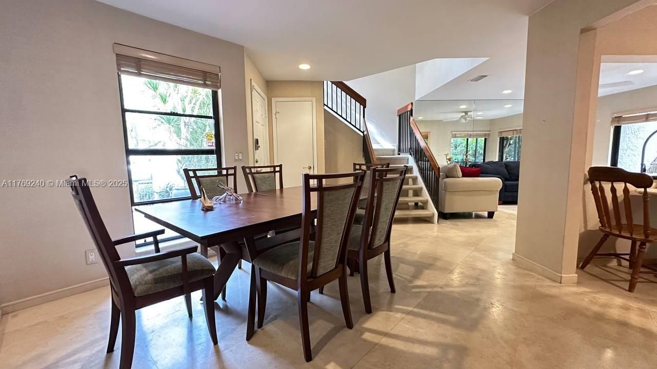 Vendido Recientemente: $415,000 (4 camas, 2 baños, 1633 Pies cuadrados)