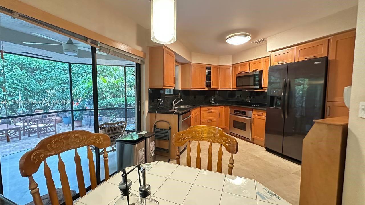 Vendido Recientemente: $415,000 (4 camas, 2 baños, 1633 Pies cuadrados)
