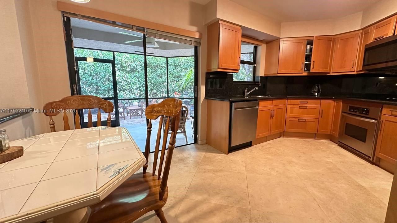 Vendido Recientemente: $415,000 (4 camas, 2 baños, 1633 Pies cuadrados)