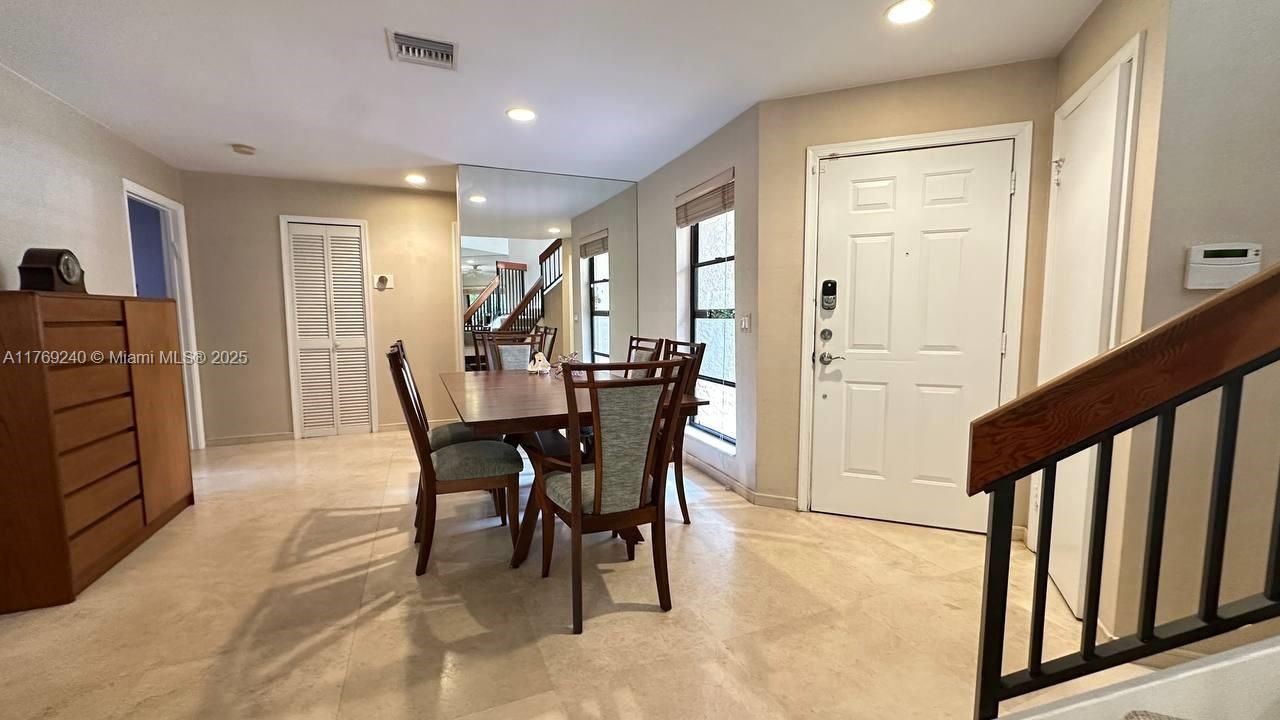 Vendido Recientemente: $415,000 (4 camas, 2 baños, 1633 Pies cuadrados)