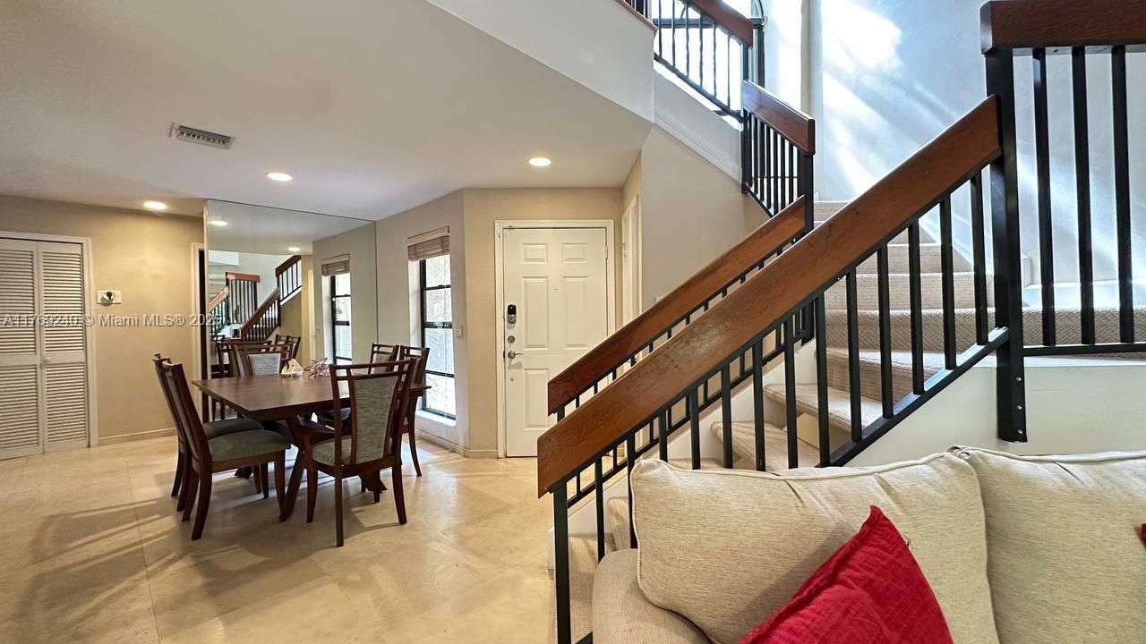 Vendido Recientemente: $415,000 (4 camas, 2 baños, 1633 Pies cuadrados)