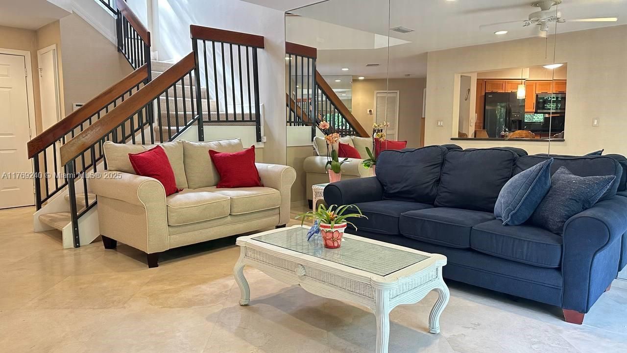 Vendido Recientemente: $415,000 (4 camas, 2 baños, 1633 Pies cuadrados)