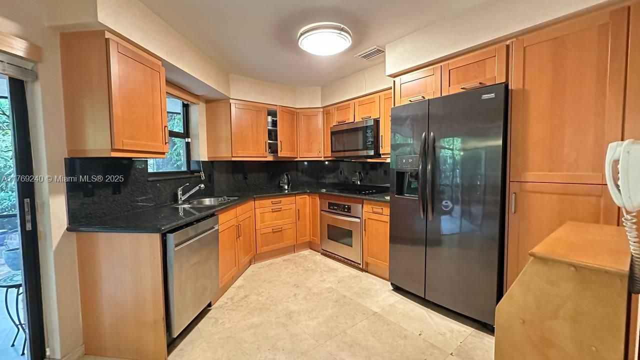 Vendido Recientemente: $415,000 (4 camas, 2 baños, 1633 Pies cuadrados)