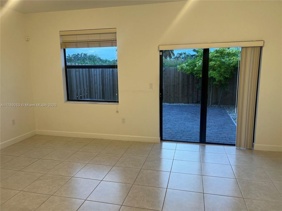 Recently Sold: $420,000 (3 beds, 2 baths, 1414 Square Feet)