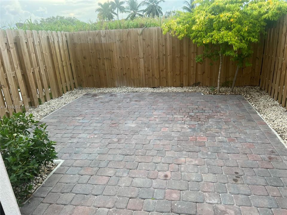 Recently Sold: $420,000 (3 beds, 2 baths, 1414 Square Feet)