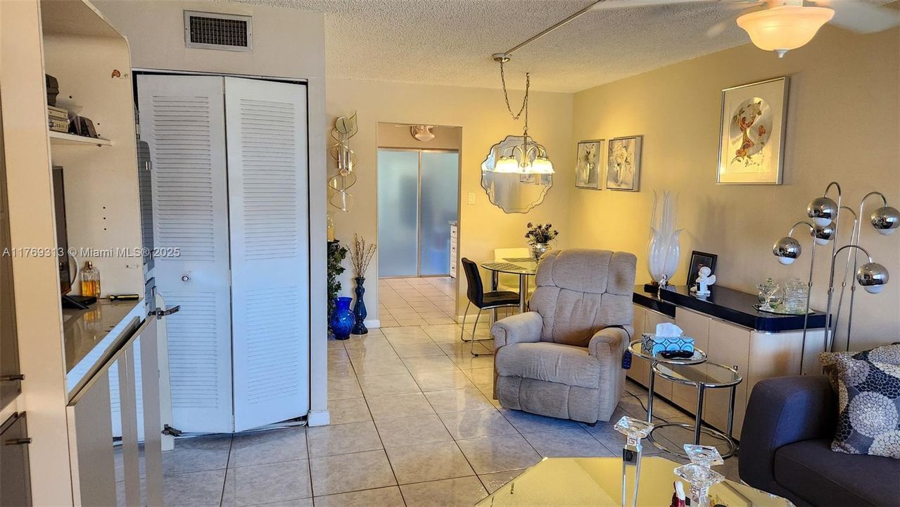 Недавно продано: $87,000 (1 спален, 1 ванн, 735 Квадратных фут)