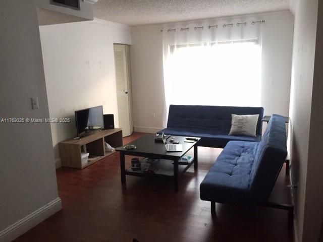 待售: $248,000 (1 贝兹, 1 浴室, 602 平方英尺)