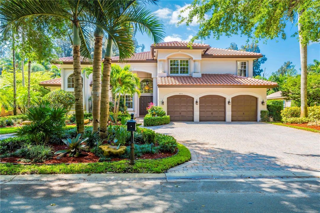 Недавно продано: $2,000,000 (5 спален, 5 ванн, 4938 Квадратных фут)