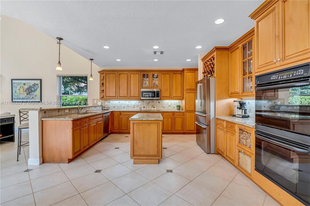 Недавно продано: $2,000,000 (5 спален, 5 ванн, 4938 Квадратных фут)