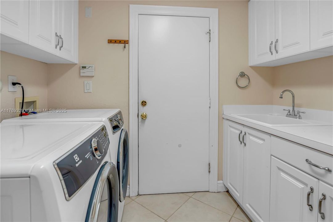 Недавно продано: $2,000,000 (5 спален, 5 ванн, 4938 Квадратных фут)