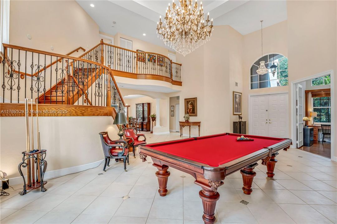 Недавно продано: $2,000,000 (5 спален, 5 ванн, 4938 Квадратных фут)