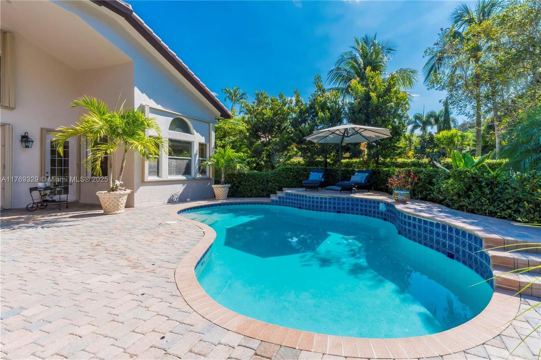 Недавно продано: $2,000,000 (5 спален, 5 ванн, 4938 Квадратных фут)