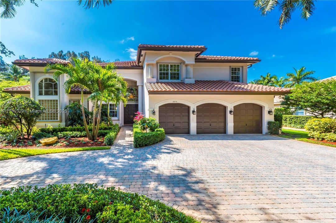 Недавно продано: $2,000,000 (5 спален, 5 ванн, 4938 Квадратных фут)