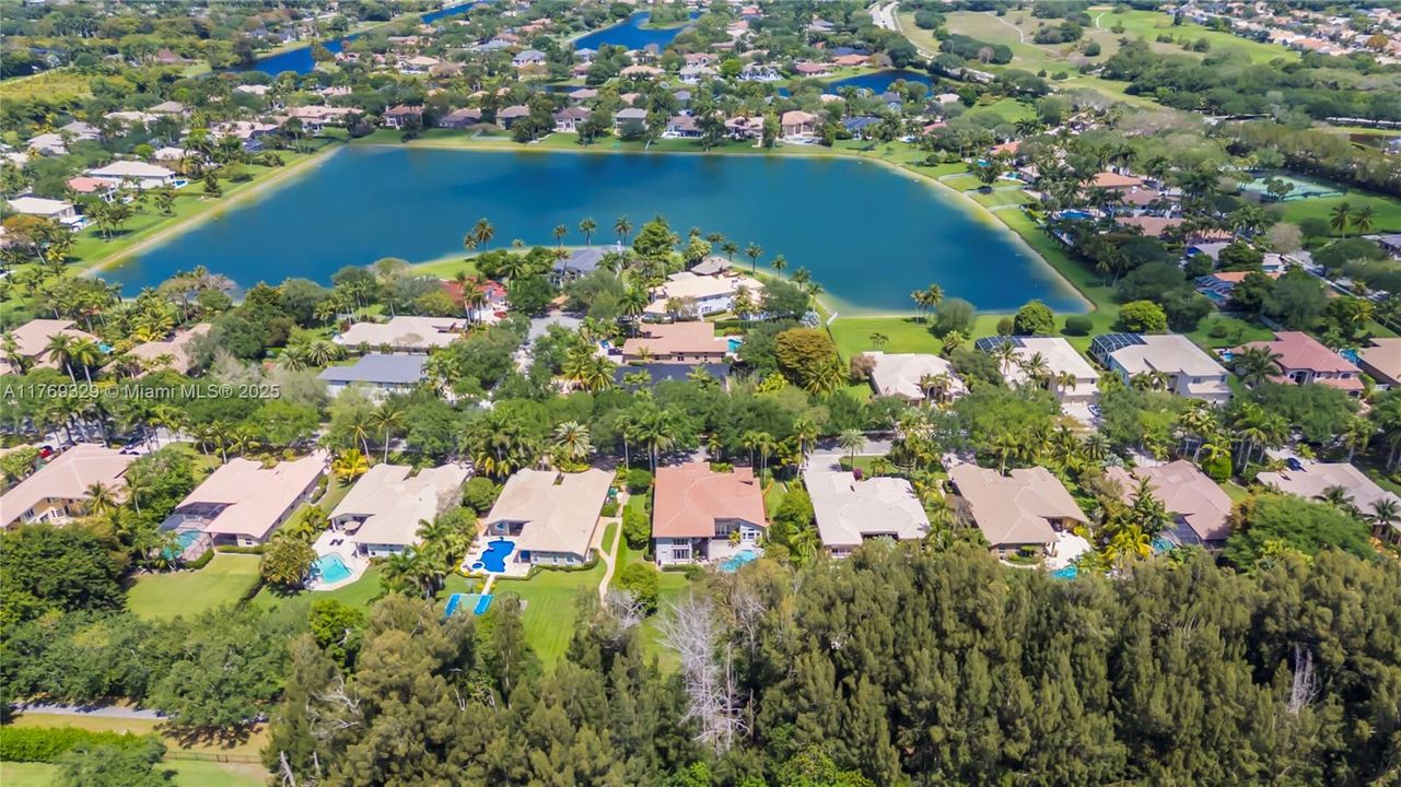 Недавно продано: $2,000,000 (5 спален, 5 ванн, 4938 Квадратных фут)