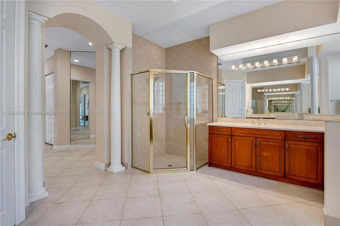 Недавно продано: $2,000,000 (5 спален, 5 ванн, 4938 Квадратных фут)