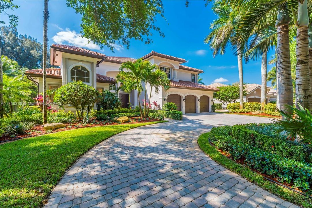 Недавно продано: $2,000,000 (5 спален, 5 ванн, 4938 Квадратных фут)