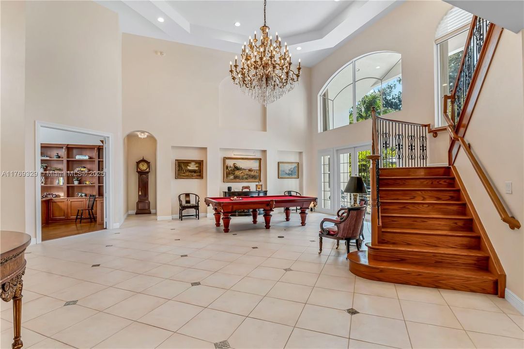 Недавно продано: $2,000,000 (5 спален, 5 ванн, 4938 Квадратных фут)