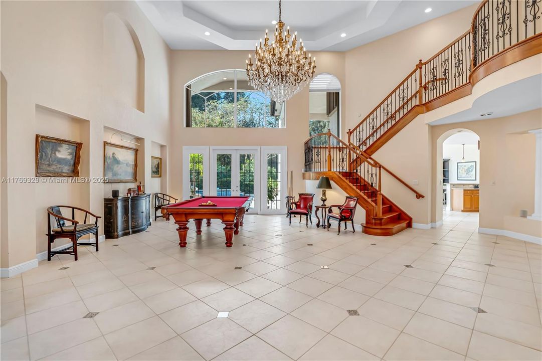 Недавно продано: $2,000,000 (5 спален, 5 ванн, 4938 Квадратных фут)