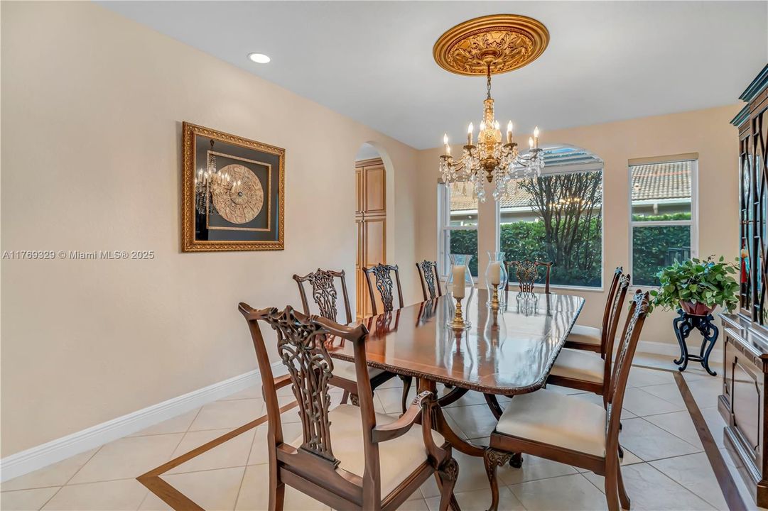 Недавно продано: $2,000,000 (5 спален, 5 ванн, 4938 Квадратных фут)