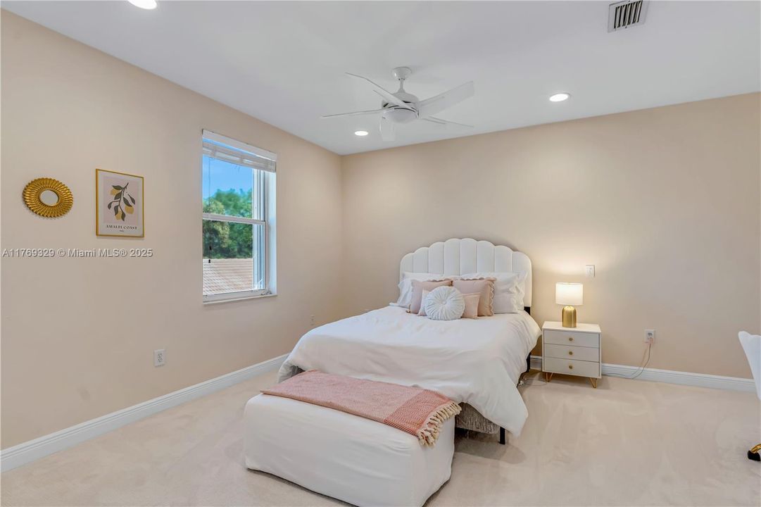 Недавно продано: $2,000,000 (5 спален, 5 ванн, 4938 Квадратных фут)