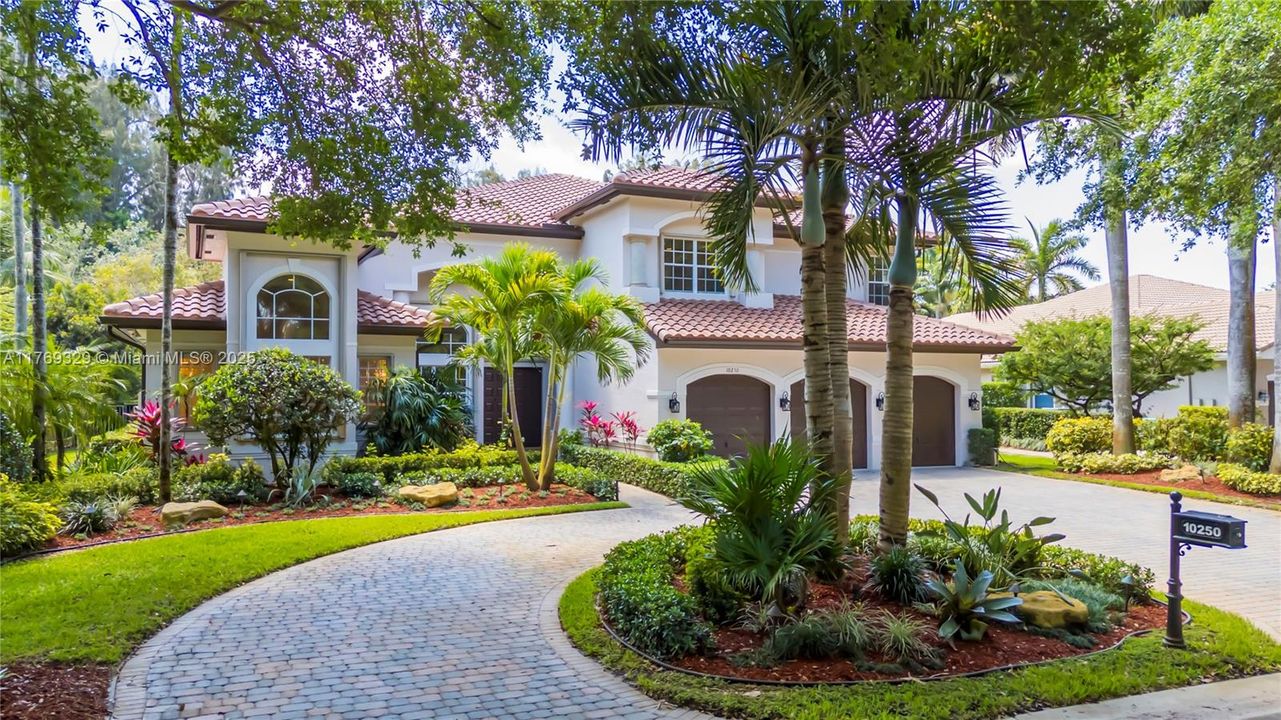 Недавно продано: $2,000,000 (5 спален, 5 ванн, 4938 Квадратных фут)