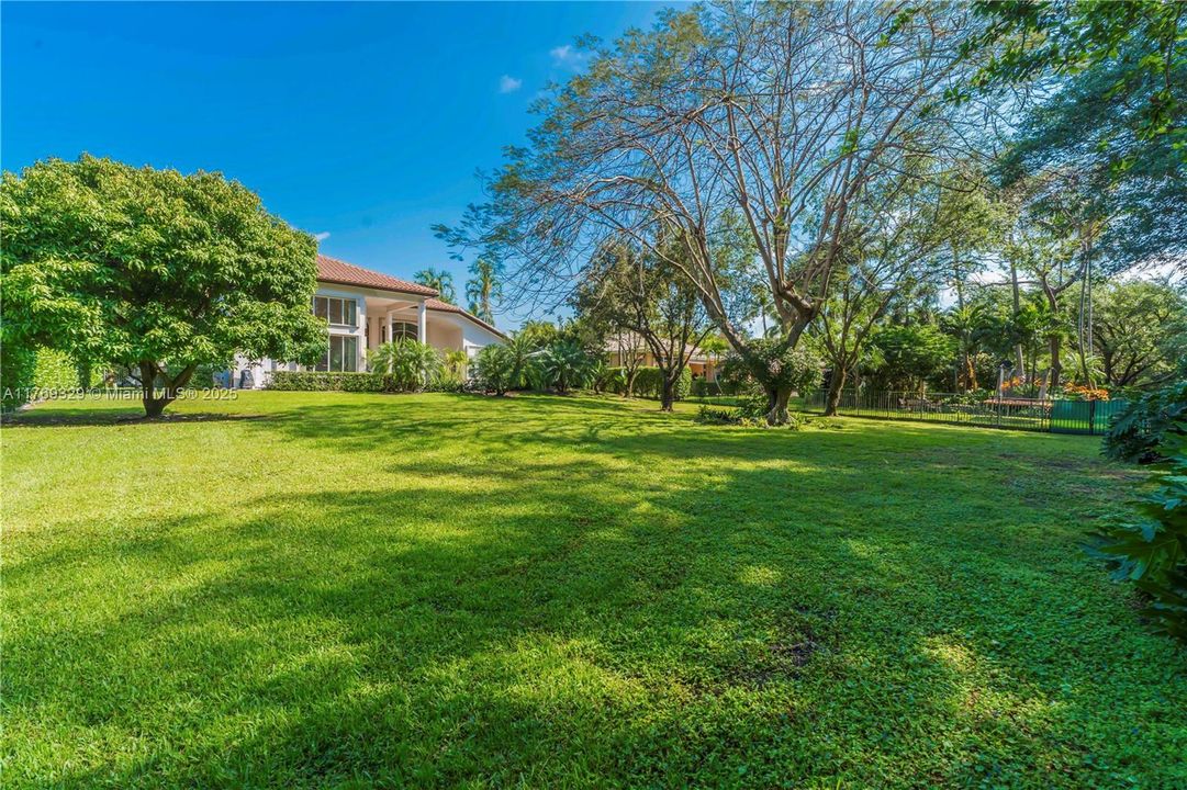 Недавно продано: $2,000,000 (5 спален, 5 ванн, 4938 Квадратных фут)