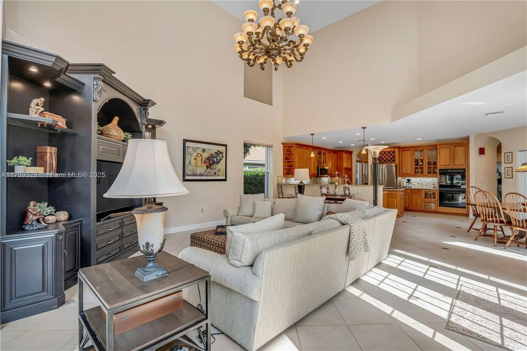 Недавно продано: $2,000,000 (5 спален, 5 ванн, 4938 Квадратных фут)