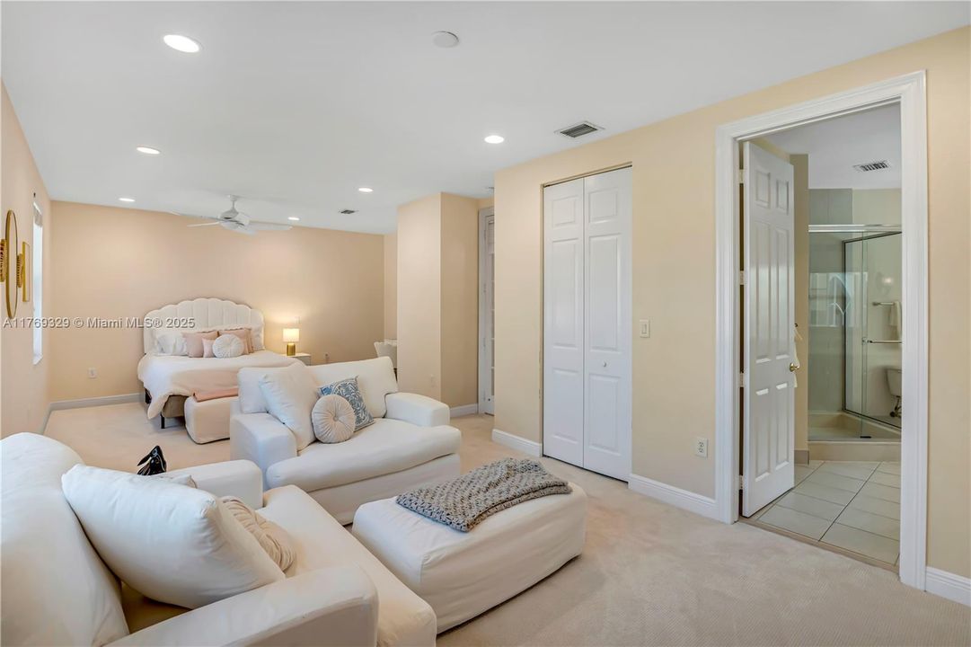 Недавно продано: $2,000,000 (5 спален, 5 ванн, 4938 Квадратных фут)