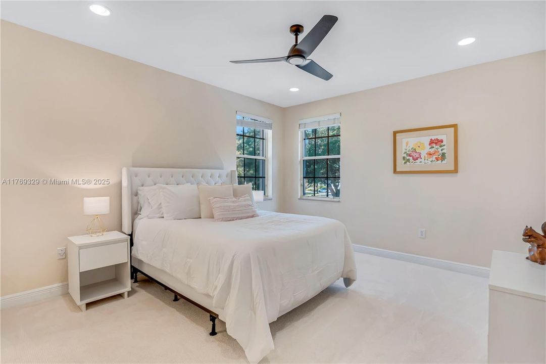 Недавно продано: $2,000,000 (5 спален, 5 ванн, 4938 Квадратных фут)