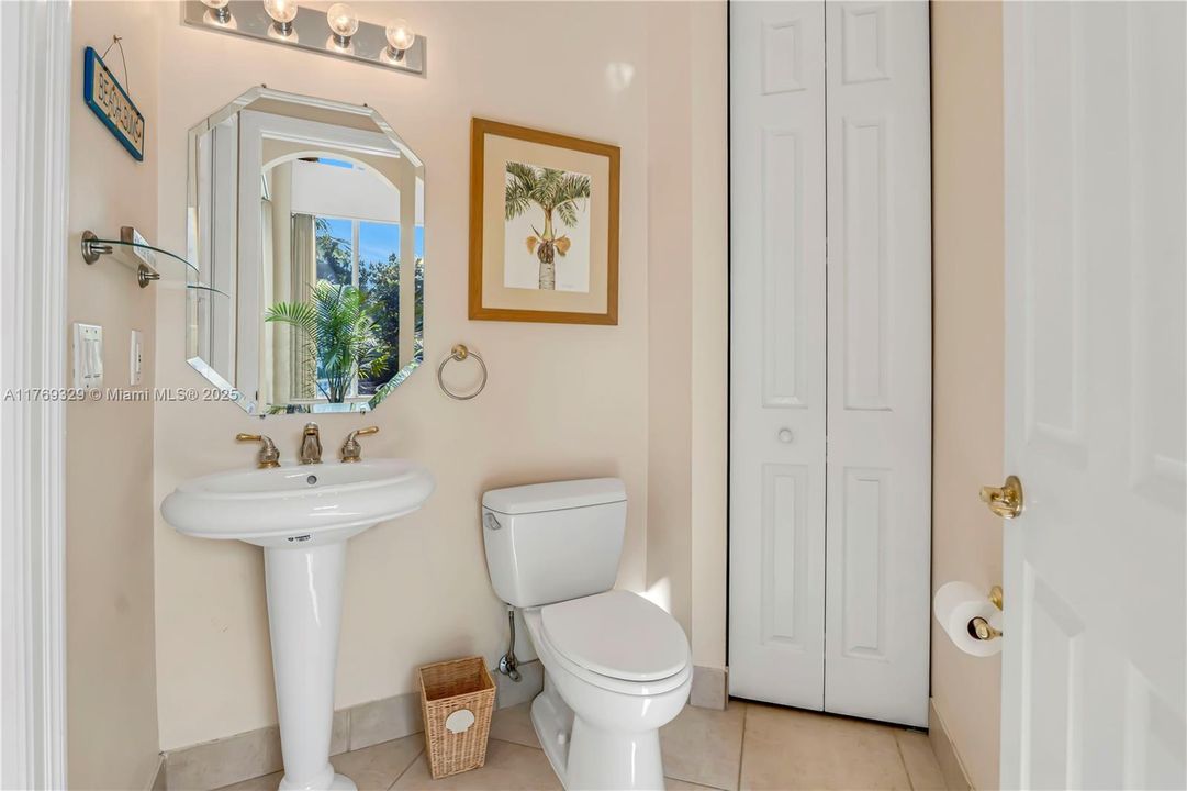 Недавно продано: $2,000,000 (5 спален, 5 ванн, 4938 Квадратных фут)