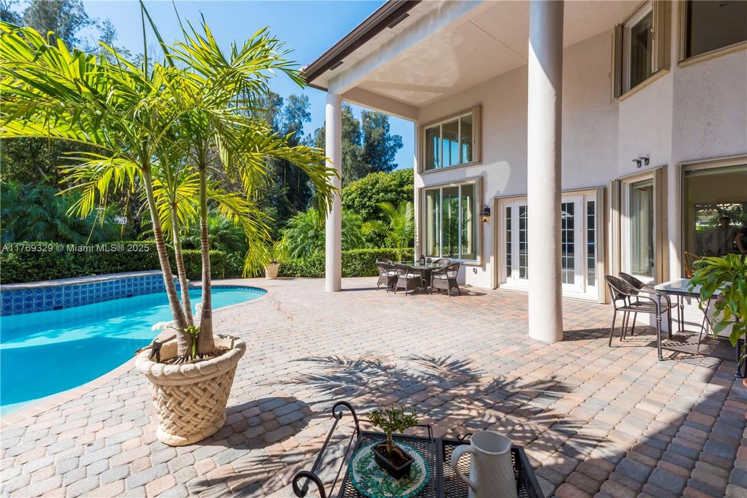 Недавно продано: $2,000,000 (5 спален, 5 ванн, 4938 Квадратных фут)