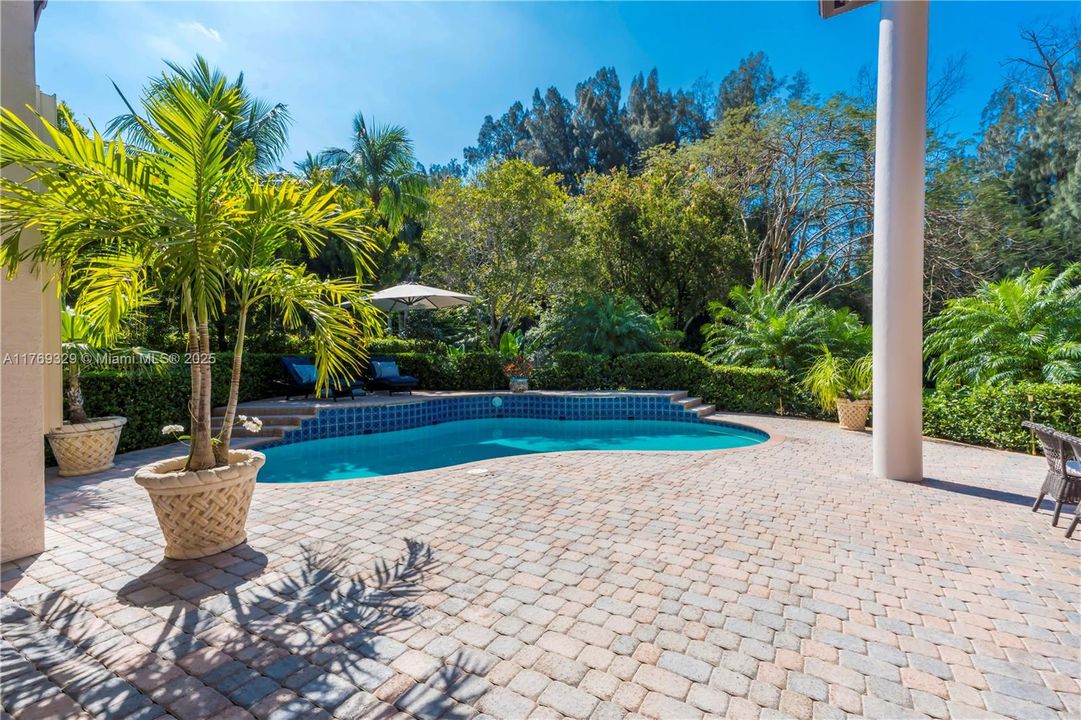 Недавно продано: $2,000,000 (5 спален, 5 ванн, 4938 Квадратных фут)