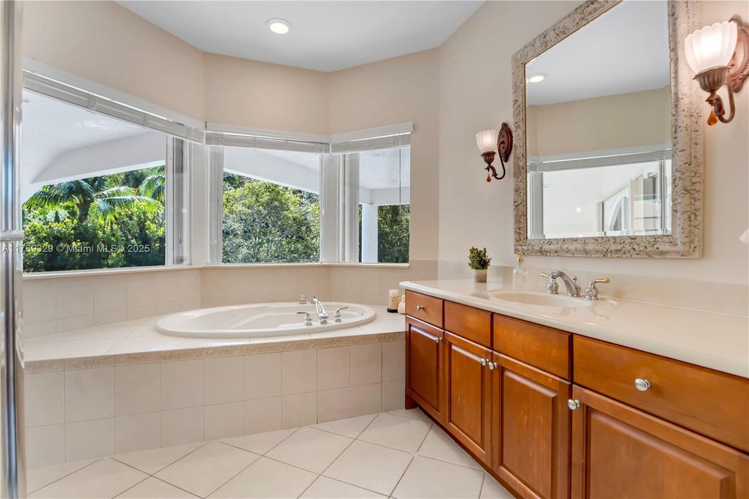 Недавно продано: $2,000,000 (5 спален, 5 ванн, 4938 Квадратных фут)