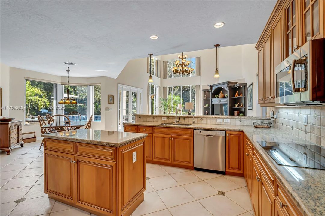 Недавно продано: $2,000,000 (5 спален, 5 ванн, 4938 Квадратных фут)