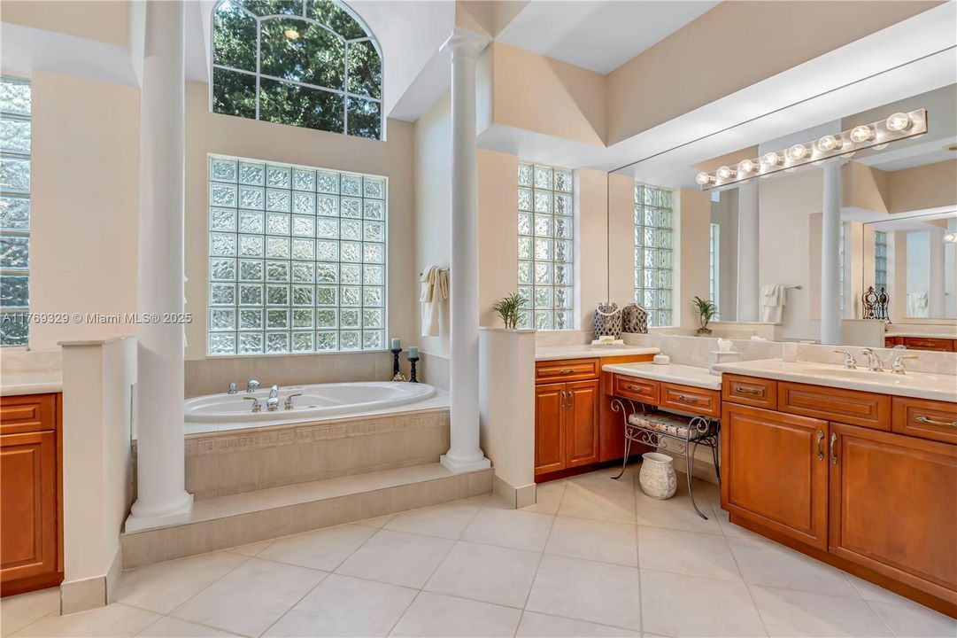 Недавно продано: $2,000,000 (5 спален, 5 ванн, 4938 Квадратных фут)