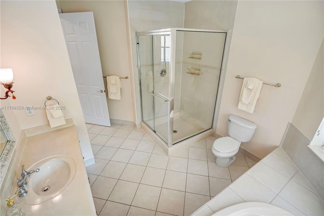 Недавно продано: $2,000,000 (5 спален, 5 ванн, 4938 Квадратных фут)