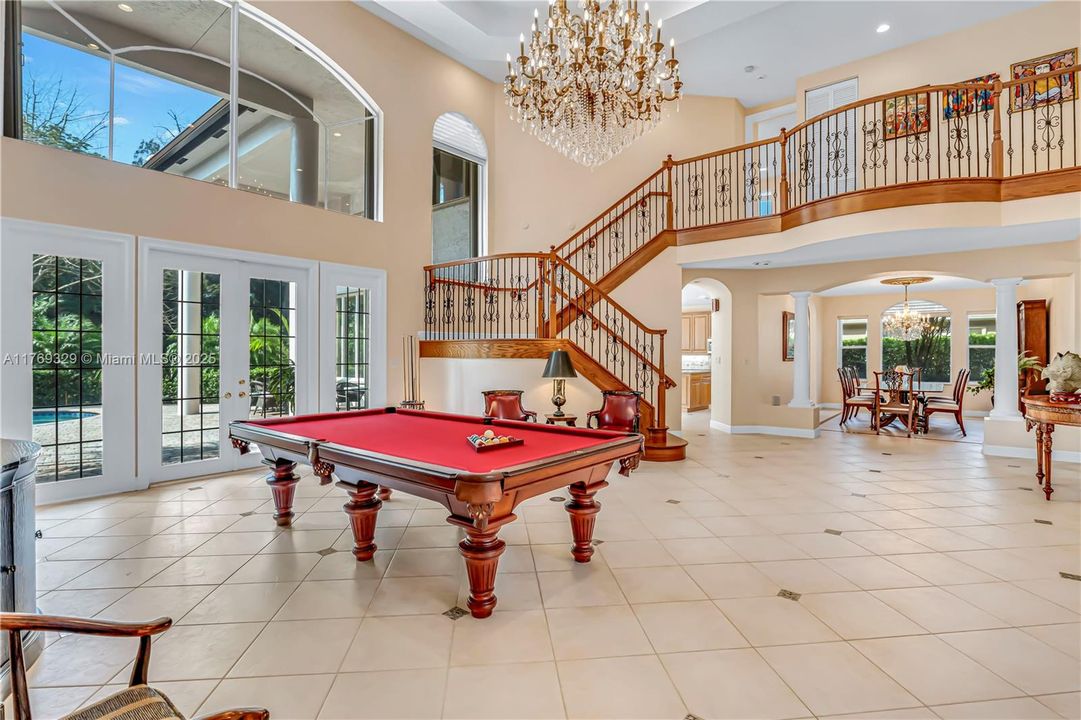 Недавно продано: $2,000,000 (5 спален, 5 ванн, 4938 Квадратных фут)