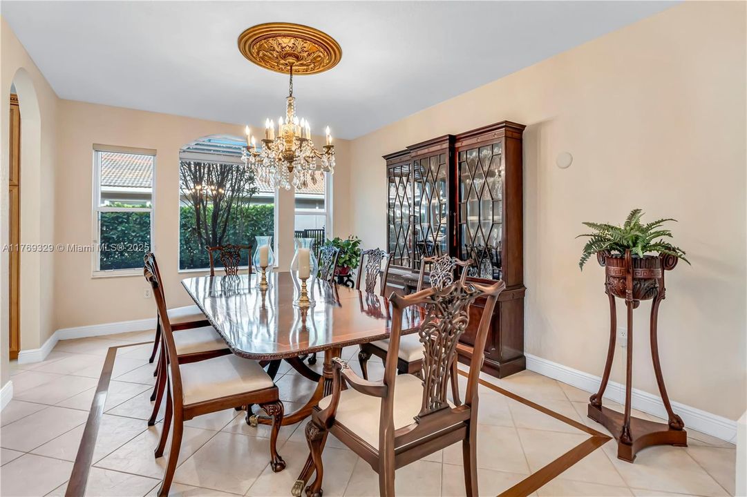 Недавно продано: $2,000,000 (5 спален, 5 ванн, 4938 Квадратных фут)