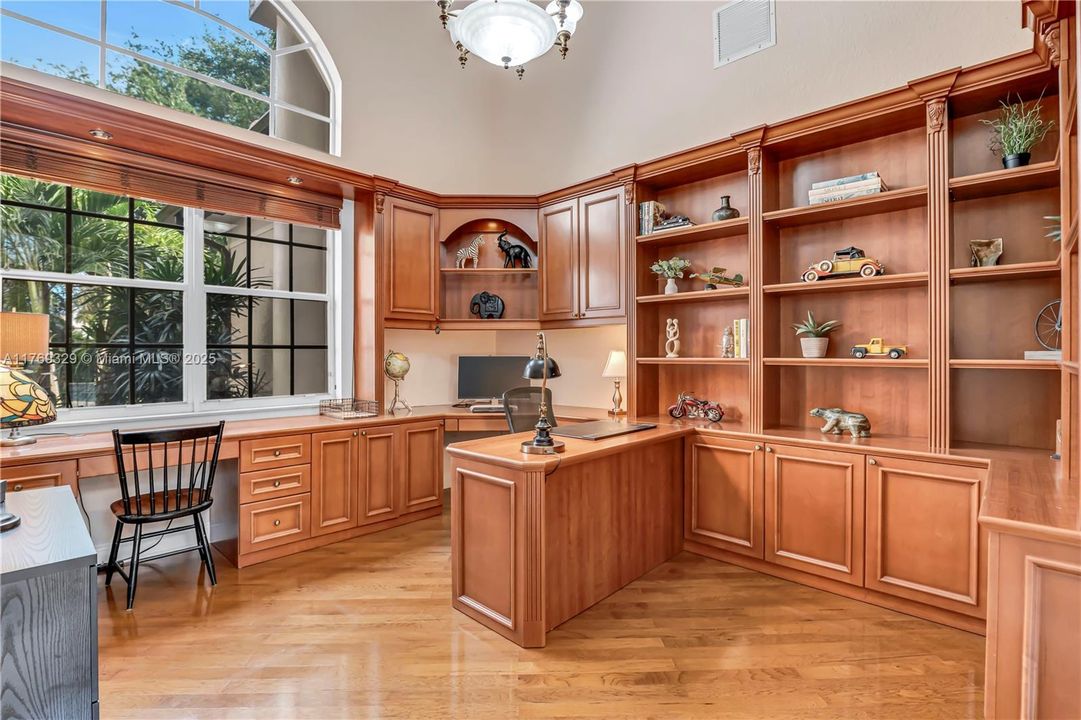 Недавно продано: $2,000,000 (5 спален, 5 ванн, 4938 Квадратных фут)